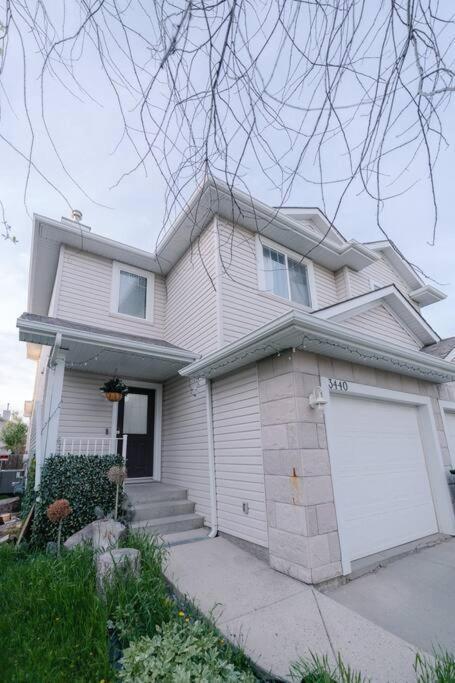 Cozy Modern Home By Edmonton Airport Exterior photo